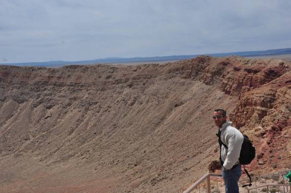 Observando a enorme Meteor Crater, no Arizona - Estados Unidos
